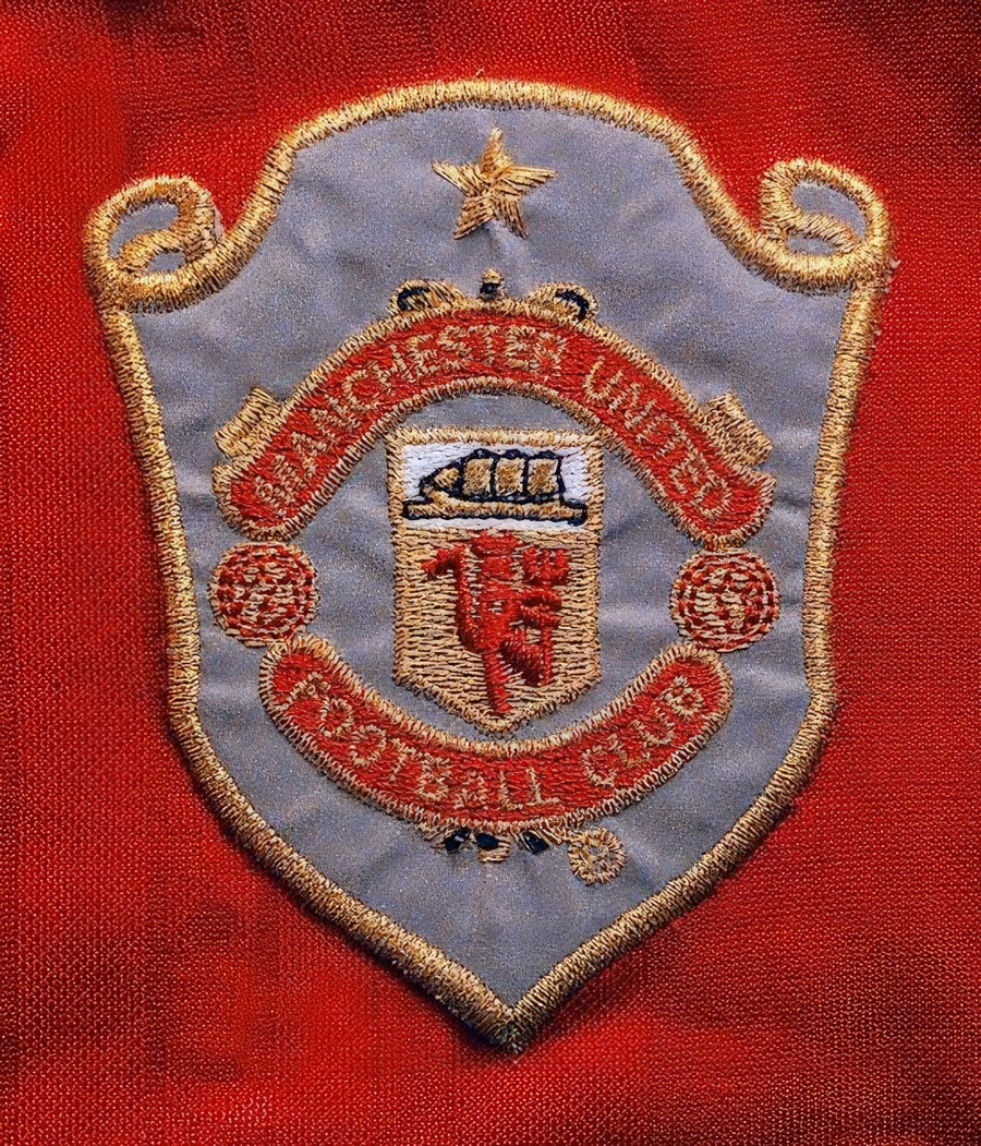 The original 1998/99 Man United crest
